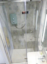 CONTENEDOR TRANSFORMADO EN CASA PORTÁTIL CON MUEBLES DE JARDÍN